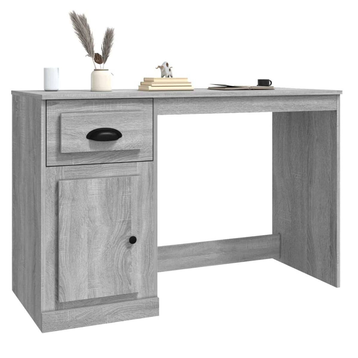 Ein grauer Holzschreibtisch mit Schublade, Schrank und Dekoration, vor weißem Hintergrund.