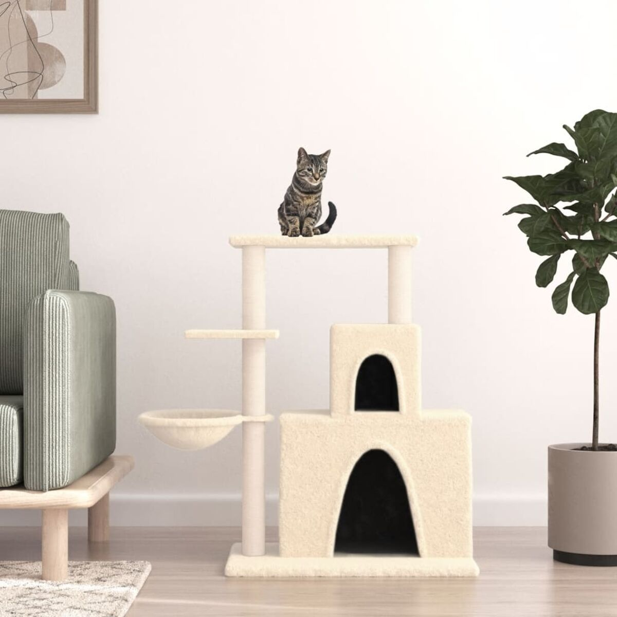 Eine Katze auf einem beigefarbenen Katzenbaum, mit Sofa und Pflanze im Hintergrund.