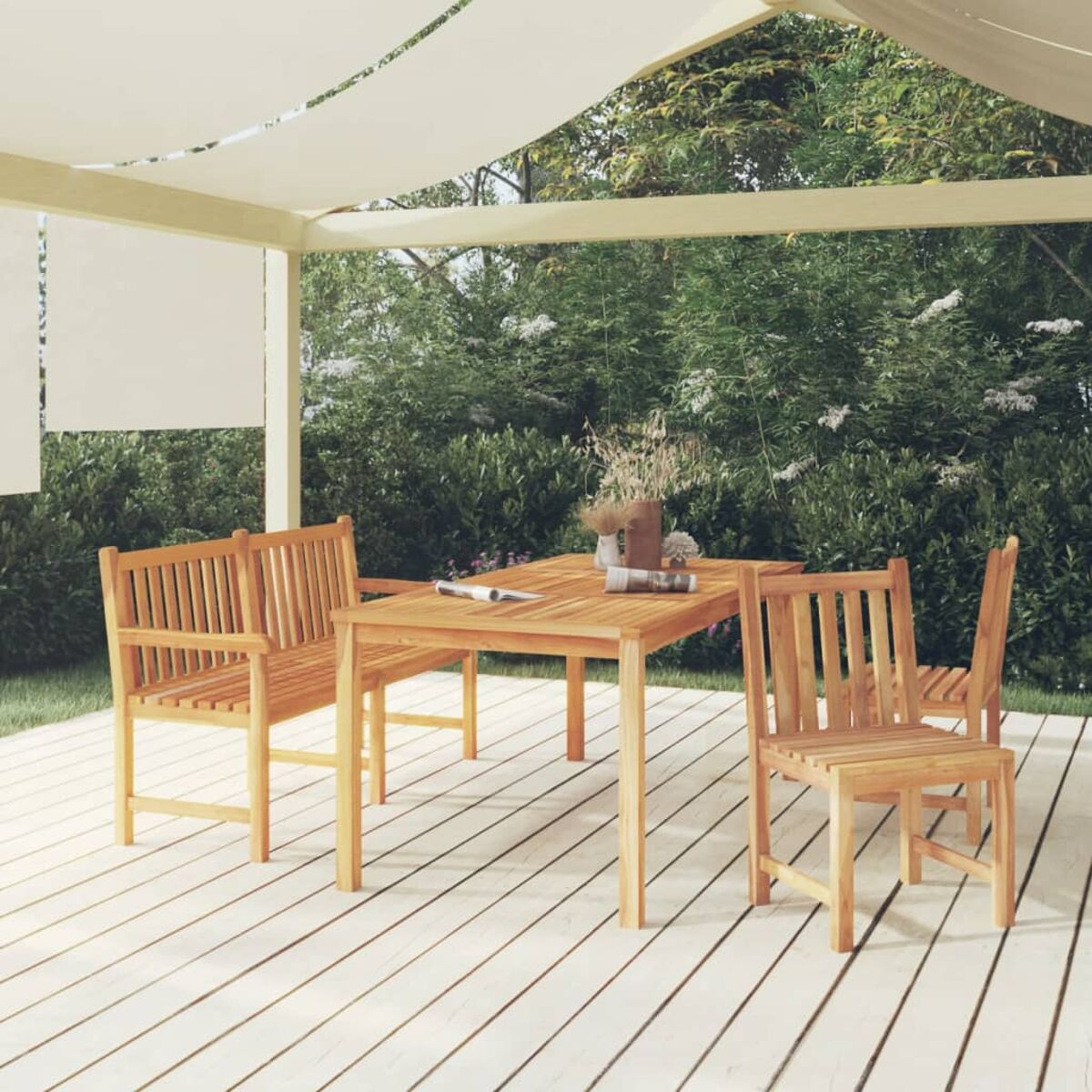 Essgruppe aus Holz im Freien mit Tisch und Stühlen. Auf Holzterrasse mit Bäumen und Baldachin im Hintergrund.