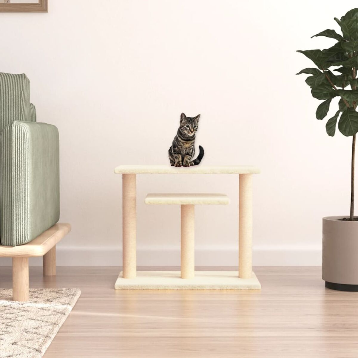 Katze auf einem Katzenbaum in einem Wohnzimmer, mit Sofa und Pflanze sichtbar.
