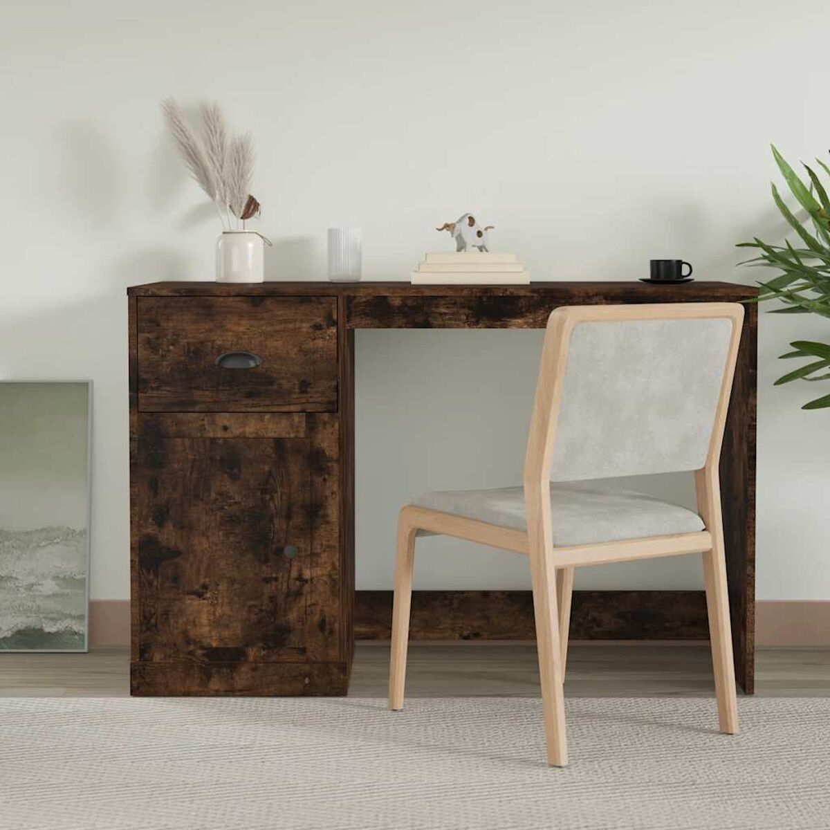Holzschreibtisch mit Schublade, Schrank und Stuhl. Schreibtisch ist dunkelbraun. Weißer Hintergrund.
