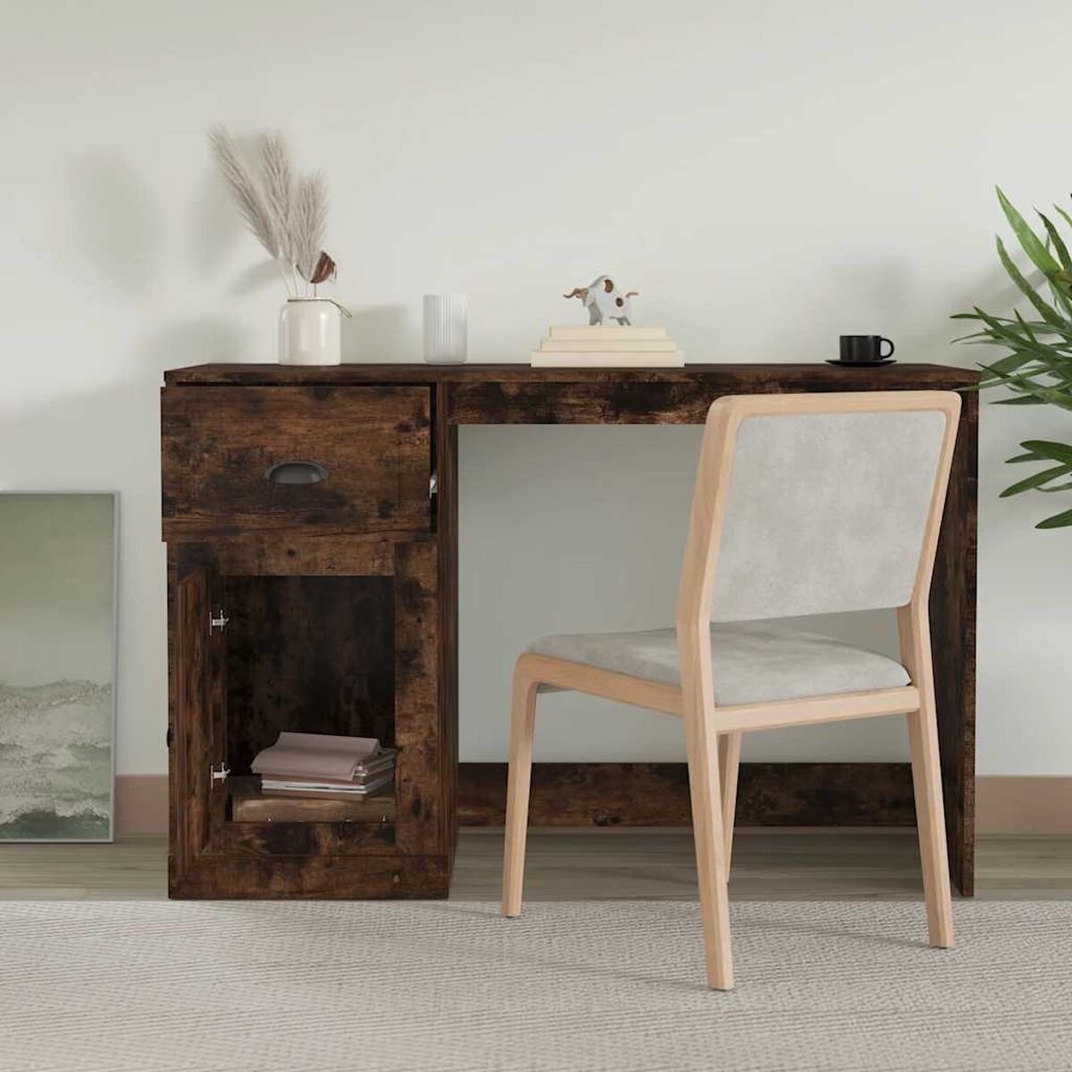 Ein Holzschreibtisch mit Schublade, Schrank und einem Stuhl.