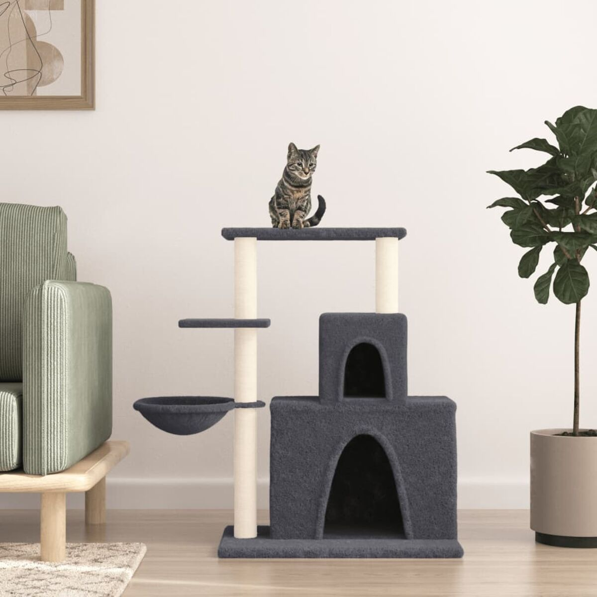 Katzenbaum mit einer Katze, die oben sitzt. Verfügt über mehrere Ebenen und eine Höhle.