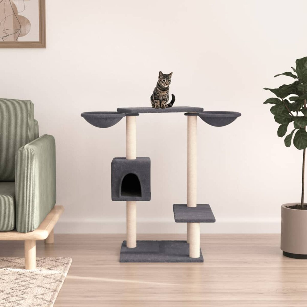 Eine Katze sitzt auf einem Kratzbaum mit mehreren Ebenen, Schalen und einem Haus.