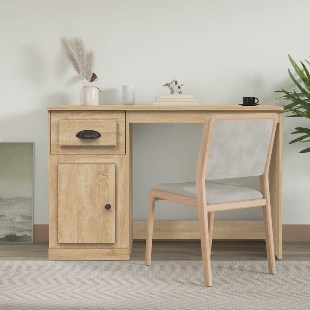Holzschreibtisch mit Schublade, Schrank und Stuhl. Zubehör: Vase, Buch, Tasse. Auf einem Teppich.