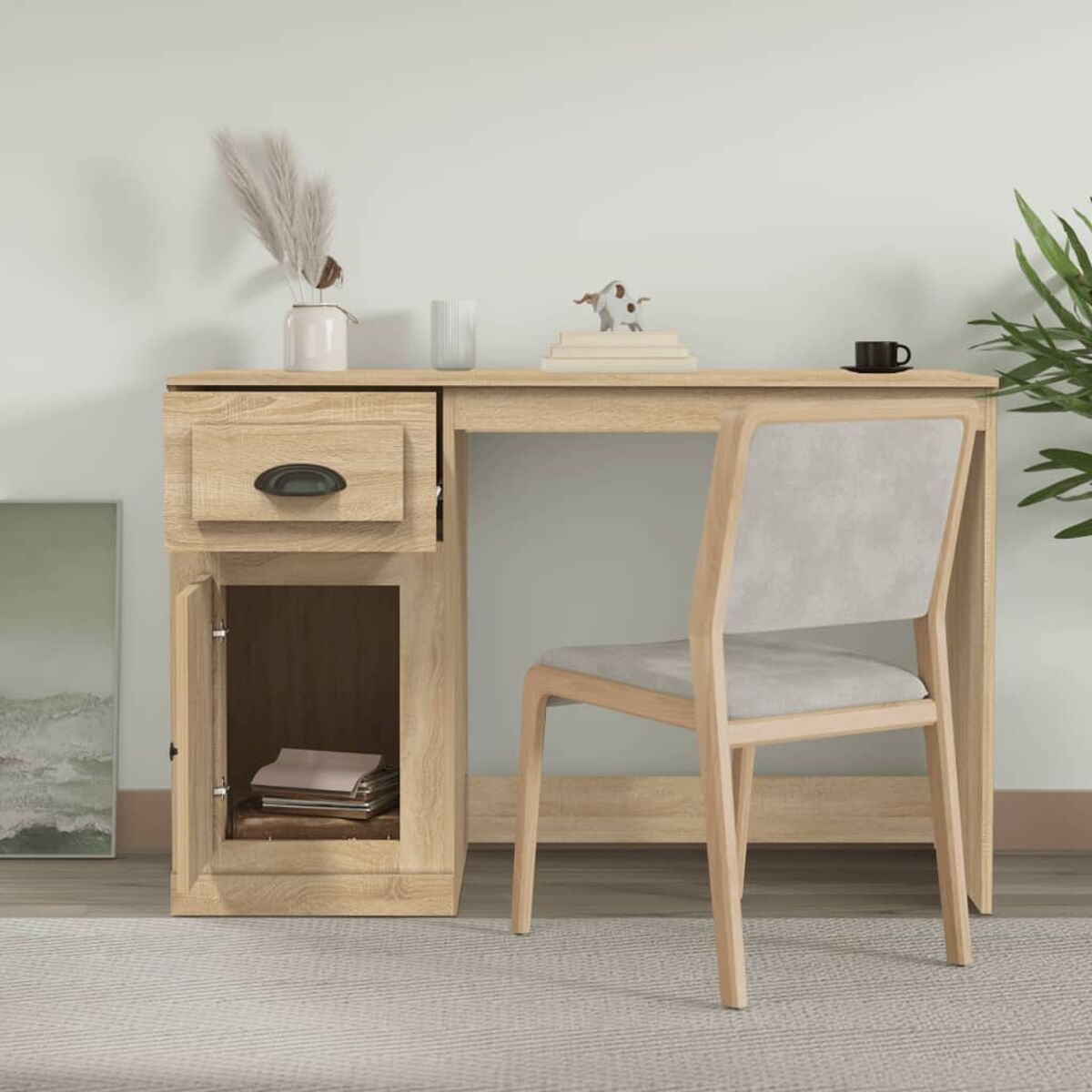 Holzschreibtisch mit Schublade, Stuhl und Vase. Die Schublade ist offen. Eine Pflanze und eine Tasse stehen auf dem Schreibtisch.
