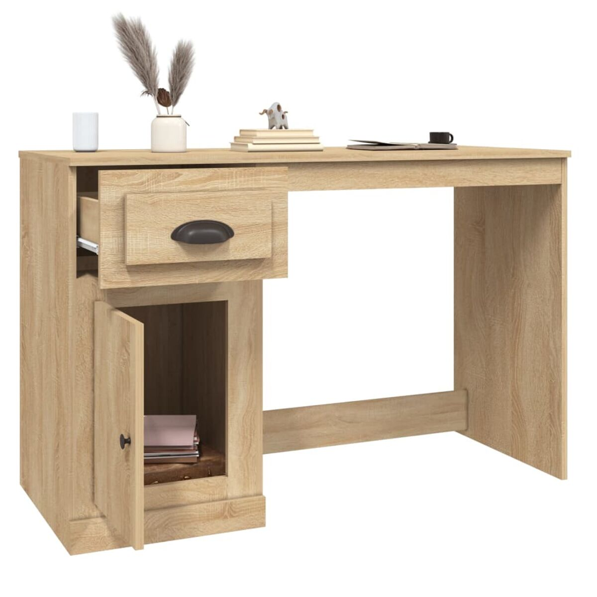 Holzschreibtisch mit Schublade und Schrank. Schreibtisch ist hellbraun. Weißer Hintergrund.