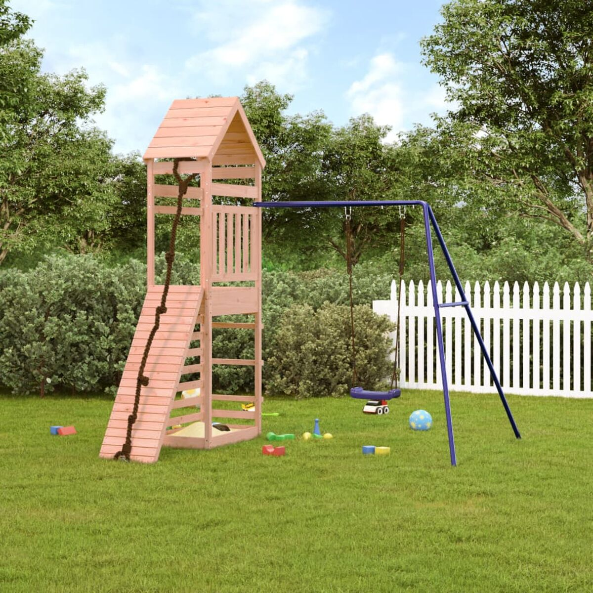 Spielplatz aus Holz mit Rutsche, Strickleiter und Schaukel. Spielzeug auf dem Boden.