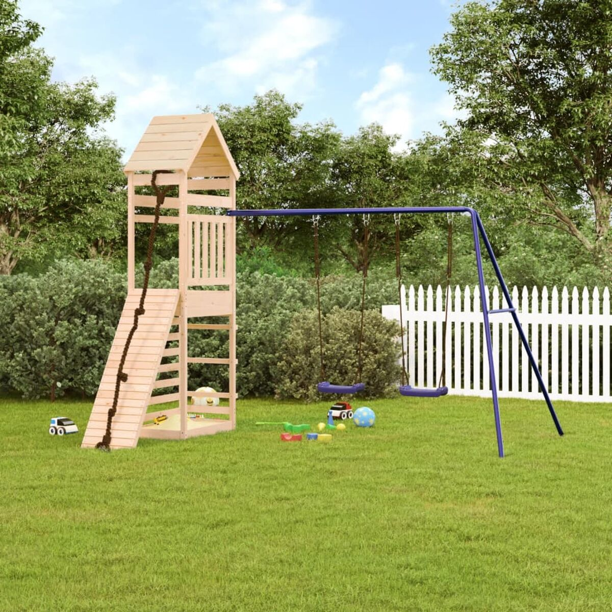 Holzspielplatz mit Schaukeln, Rutsche und Dach, in einem grasbewachsenen Garten.