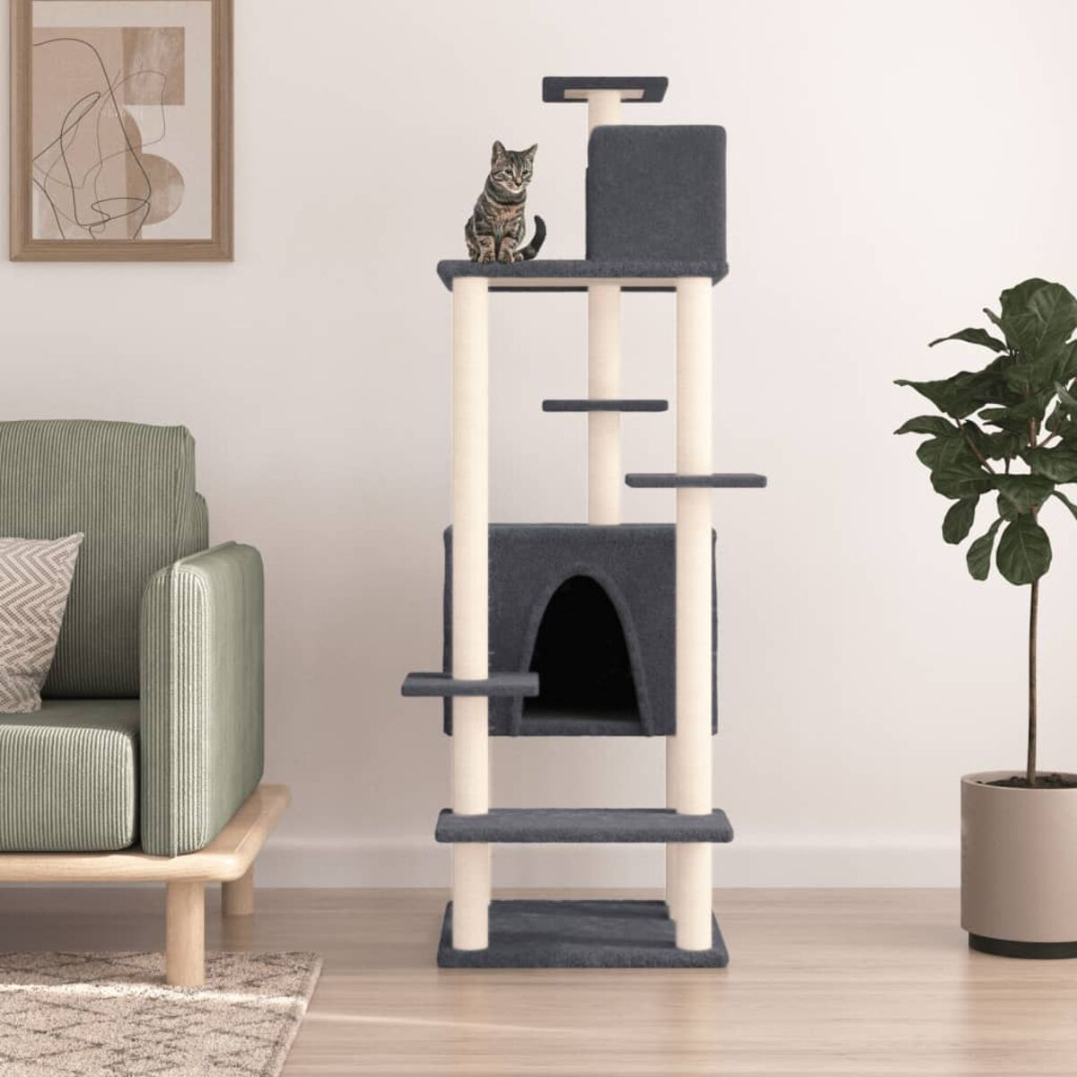 Katzenbaum mit Katze auf oberster Plattform, mehrere Ebenen, beige und graue Farben.