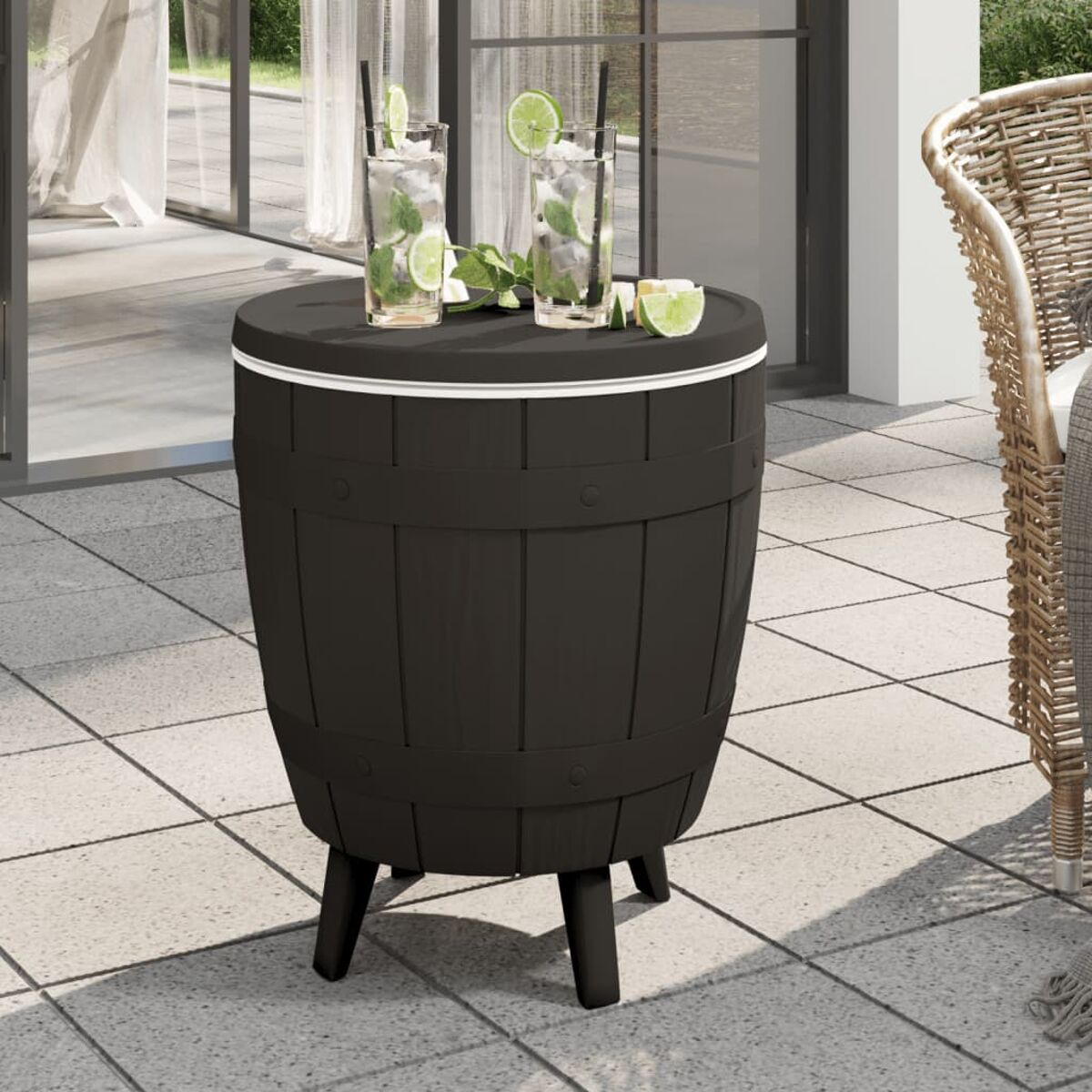 Schwarzer fassförmiger Kühltisch mit Getränken. Im Hintergrund sind eine Terrasse und ein weiterer Stuhl zu sehen.
