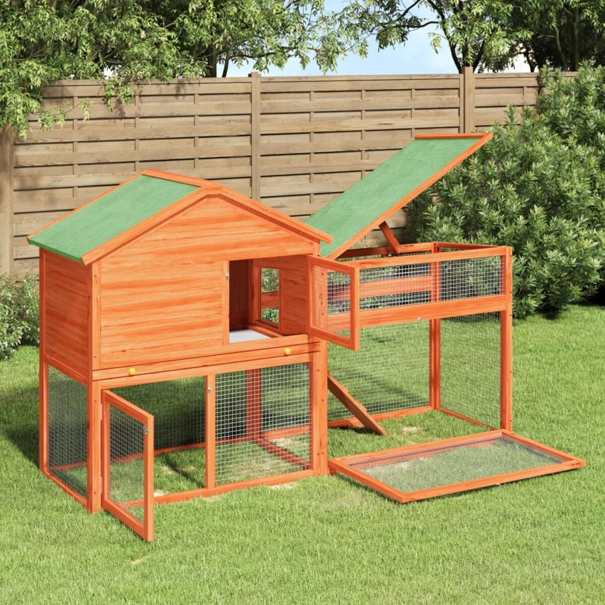 Ein orangefarbener Hühnerstall aus Holz mit grünem Dach, geöffneter Tür und Drahtgeflecht.