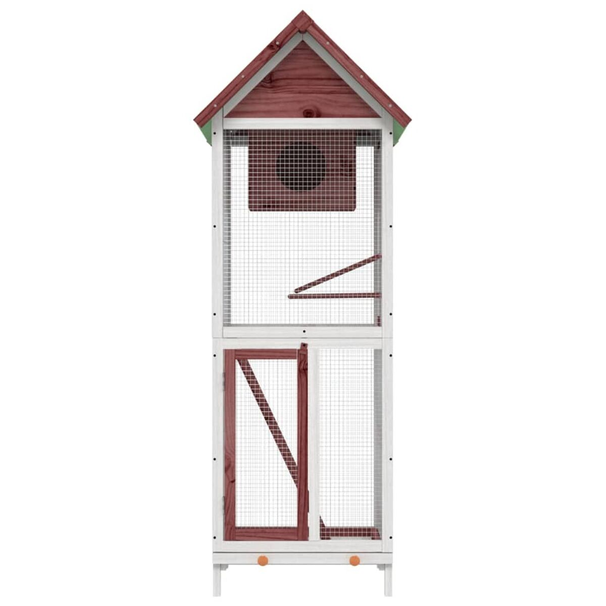 Ein hohes Vogelhaus aus Holz mit rotem Dach, Drahtgeflecht und kleiner Tür, vor weißem Hintergrund.