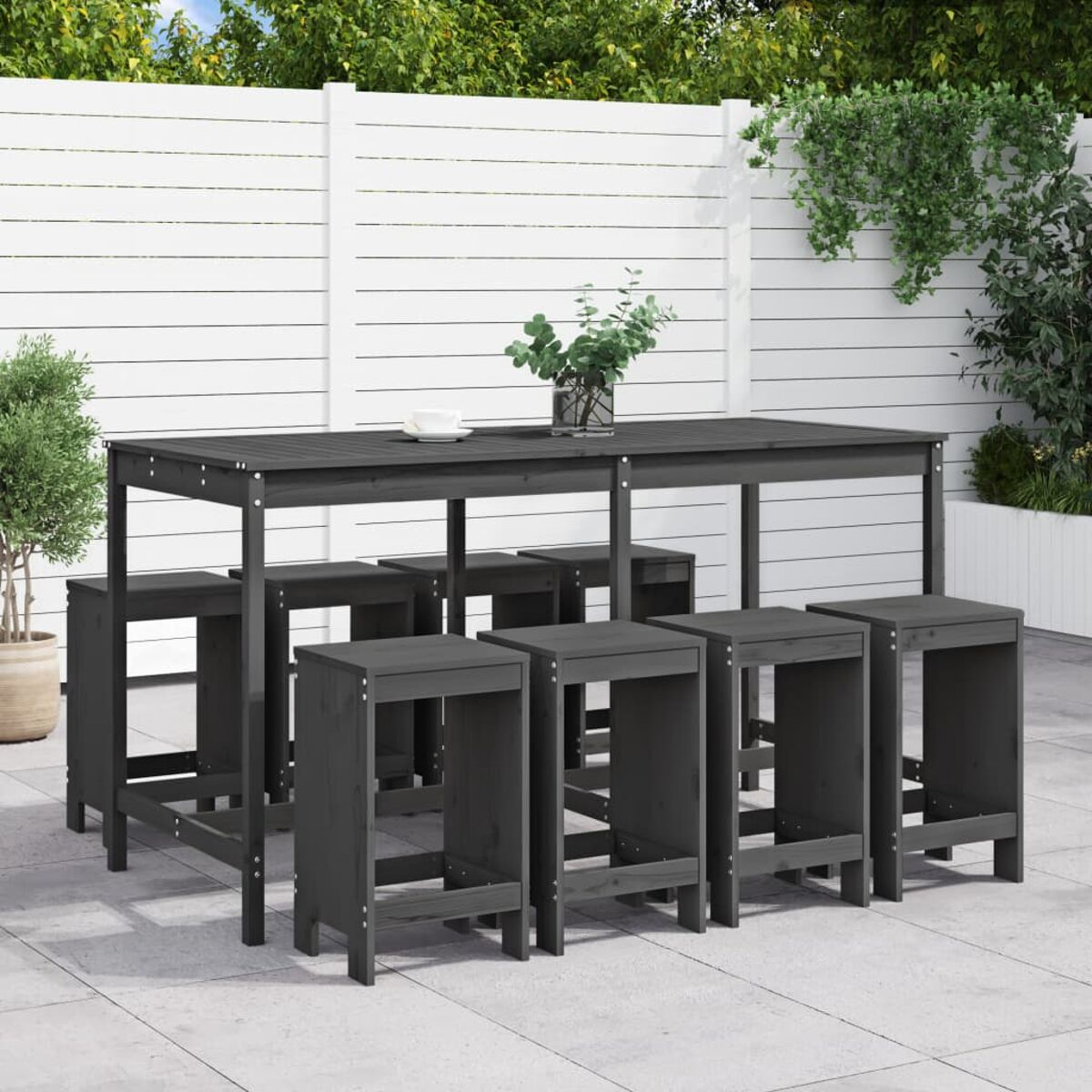 Ein schwarzes Outdoor-Bar-Set mit Hockern.