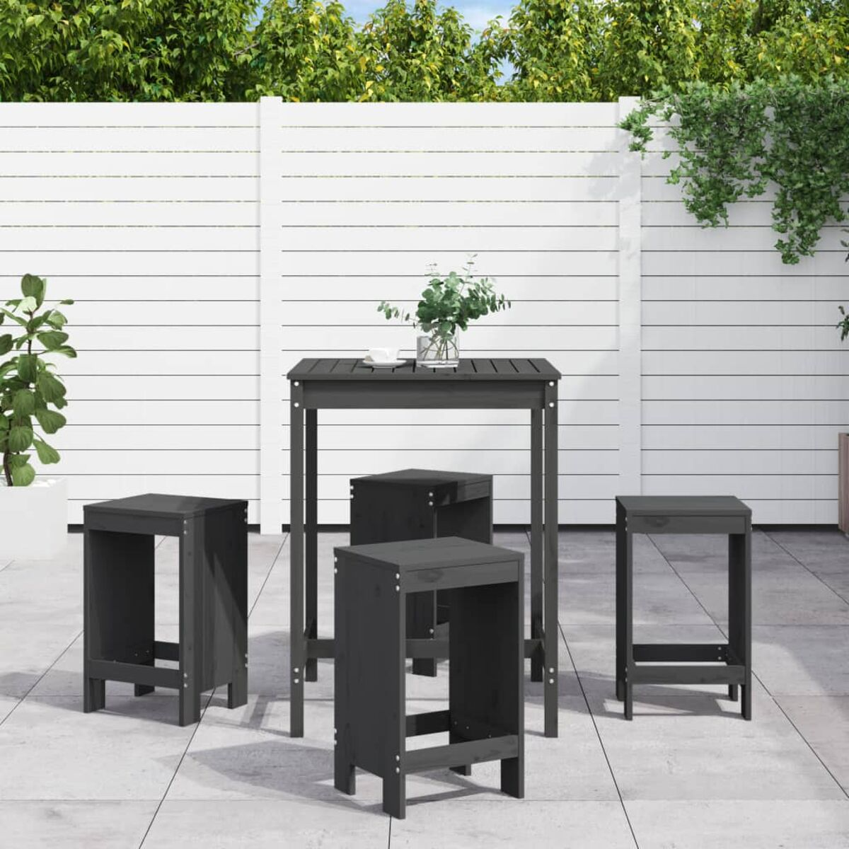 Garten-Set mit Tisch und Hockern; Pflanzen im Hintergrund.
