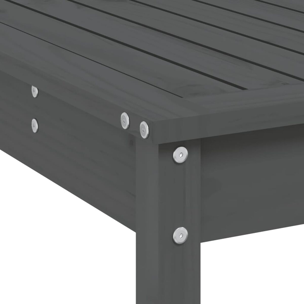 Nahaufnahme einer Holzoberfläche mit sichtbaren Bolzen und Schrauben auf einem grauen Tisch.