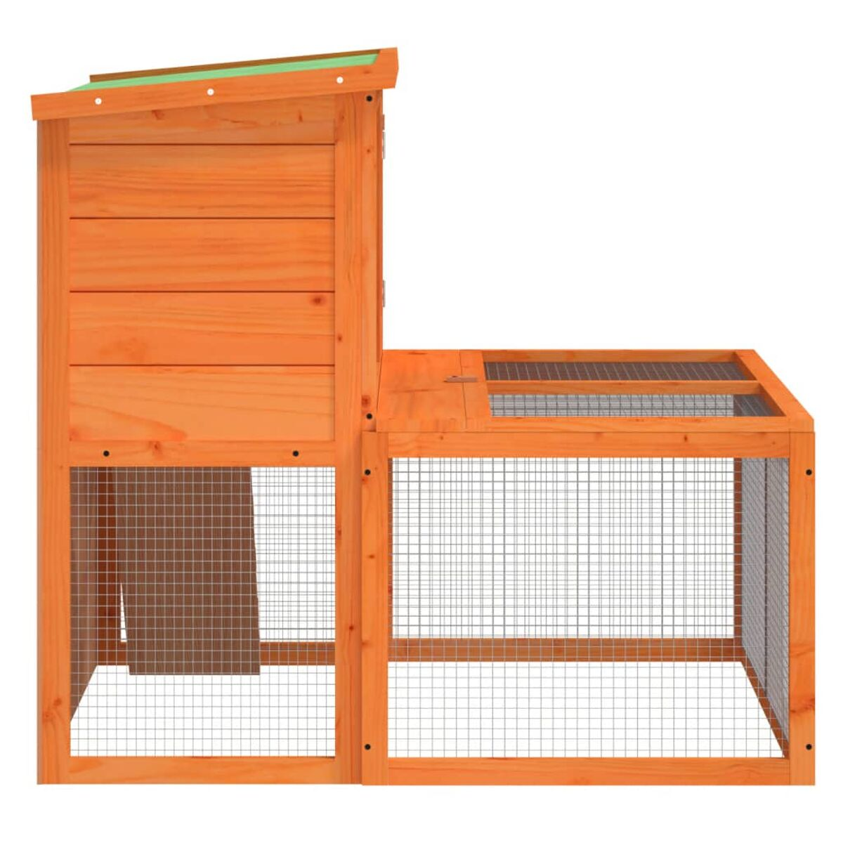 Hölzerner, orangefarbener Hühnerstall mit Drahtgeflecht und grünem Dach. Weißer Hintergrund.