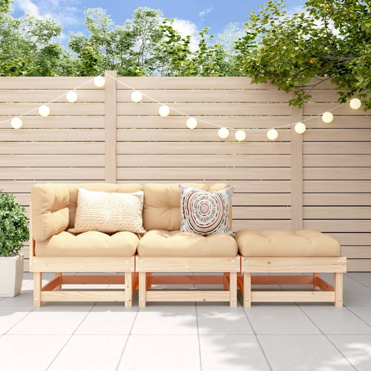 Outdoor-Sitzgruppe aus Holz mit Kissen und Tisch.