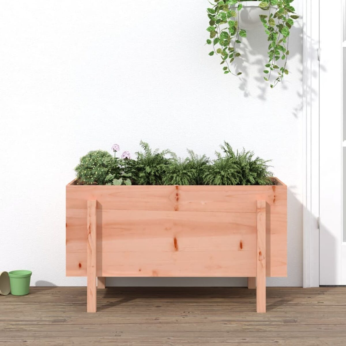 Holz-Pflanzkasten mit Pflanzen und Blumen, vor weißem Hintergrund.