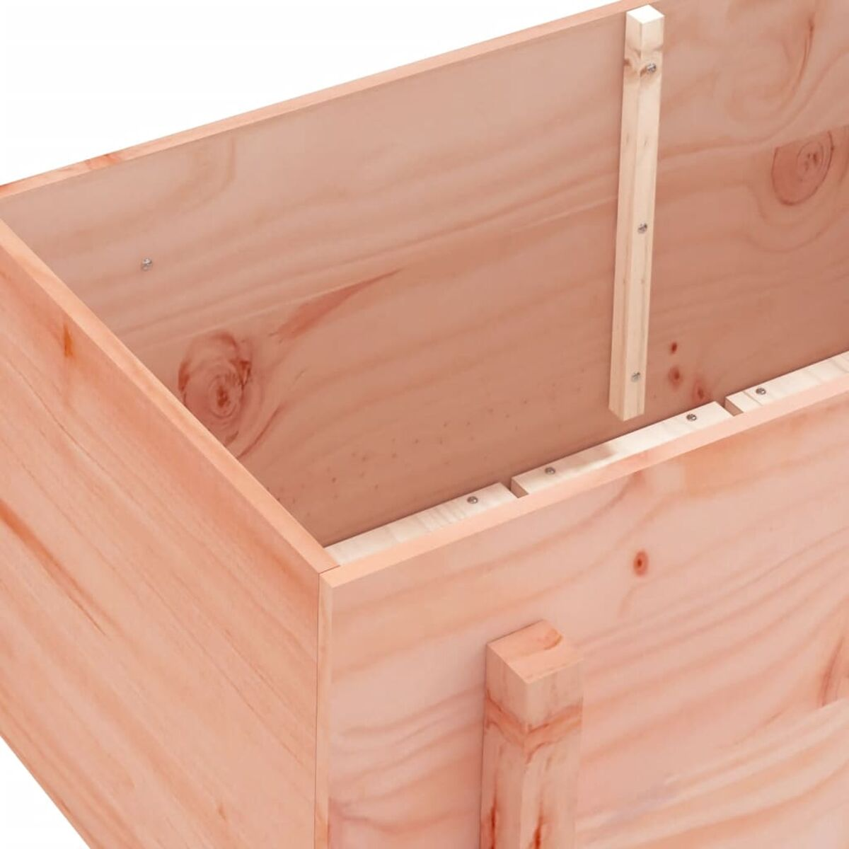 Nahaufnahme eines Holzpflanzgefäßes mit Maßen, isoliert auf Weiß.