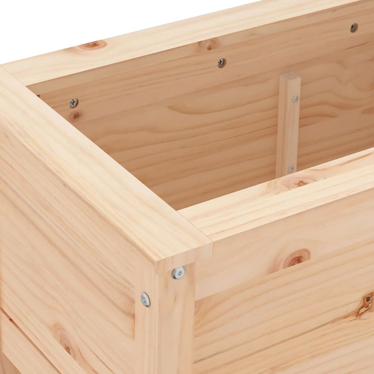 Nahaufnahme einer Holzkiste, oben offen. Das Innere ist sichtbar.