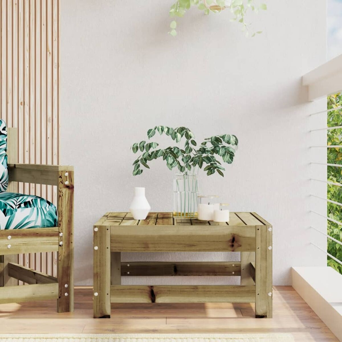 Outdoor-Tisch mit Pflanzen und Kerzen auf einem Balkon. Ein Stuhl mit floralem Kissen daneben.