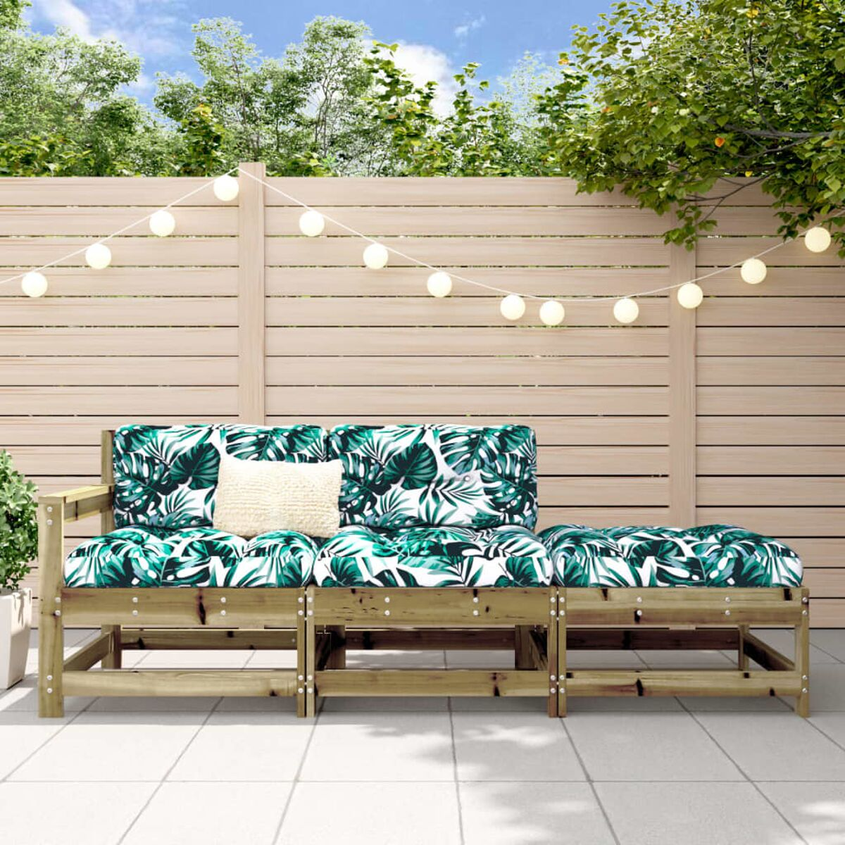 Outdoor-Sofa aus Holz mit grünen und weißen Blattkissen. Es gibt ein weißes Kissen.