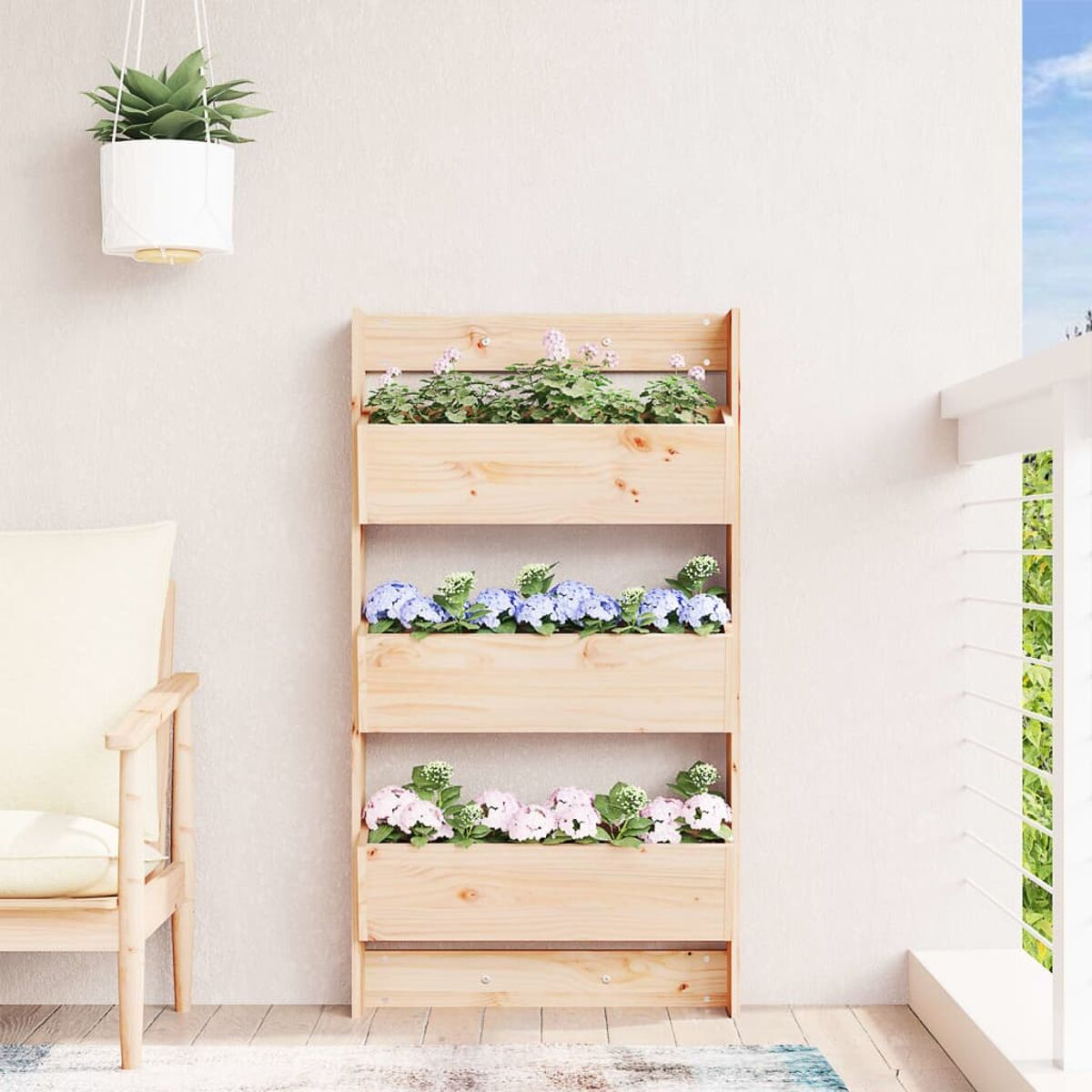 Wandpflanzer aus Holz mit drei Ebenen. Jede Ebene enthält Blumen. Die Blumen sind verschiedenfarbig.