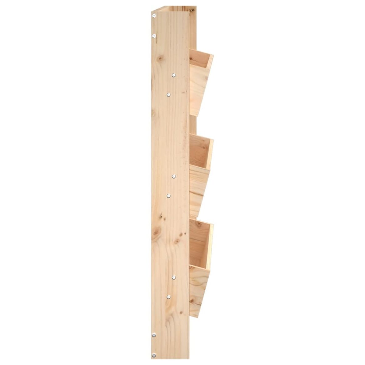 Vertikaler Pflanzer aus Holz mit drei Kästen. Er ist vor weißem Hintergrund montiert.