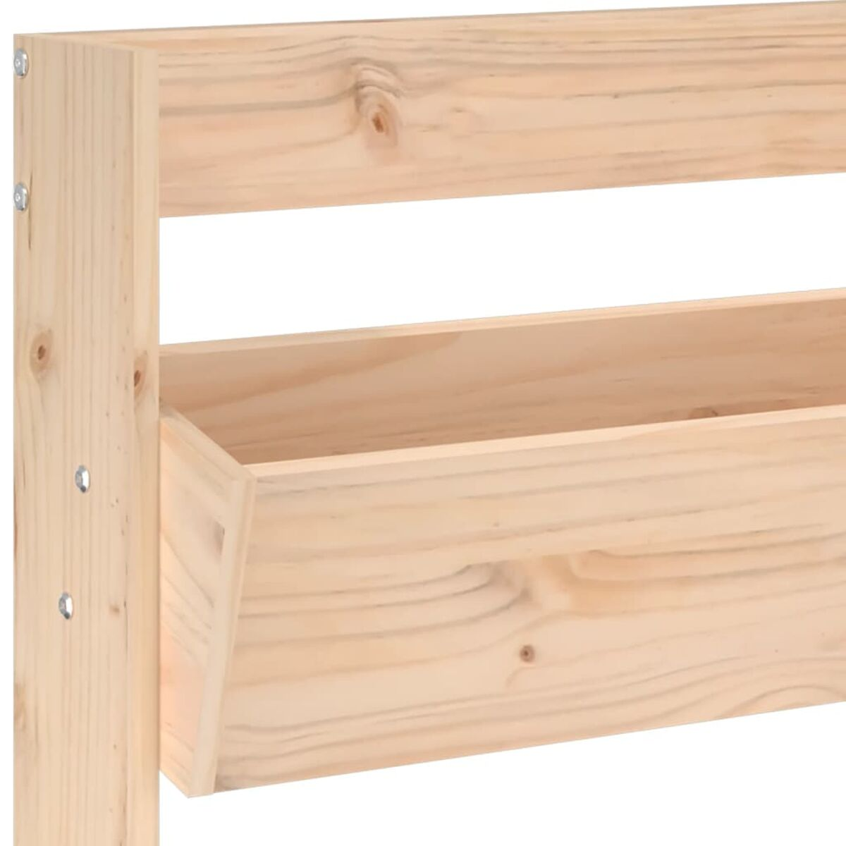 Detail eines Holz-Pflanzkastens. Abgewinkelte Seite mit Öffnung nach innen.