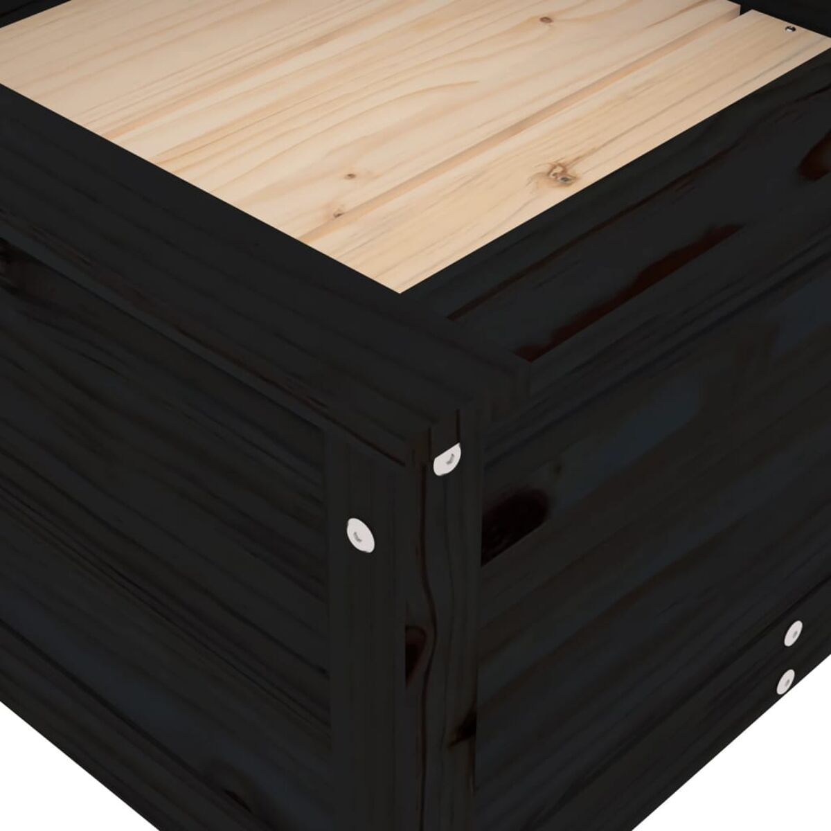 Nahaufnahme einer schwarz gestrichenen Holzecke, die die Verbindung und Schrauben zeigt.