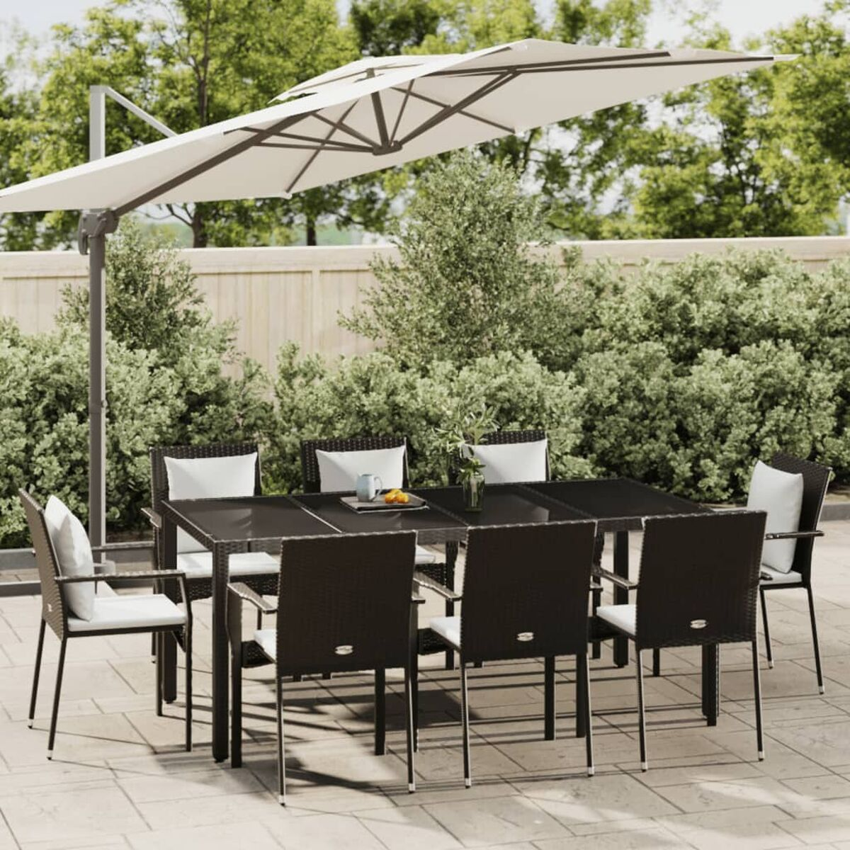 Ein Ess-Set im Freien mit Tisch, Stühlen und Sonnenschirm auf einer Terrasse.