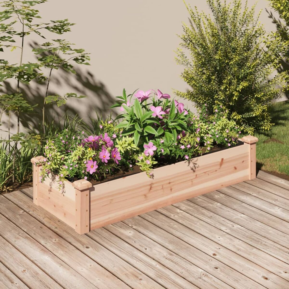 Rechteckiger Holzpflanzer mit Blumen. Holzdeck mit Gras und Bäumen.