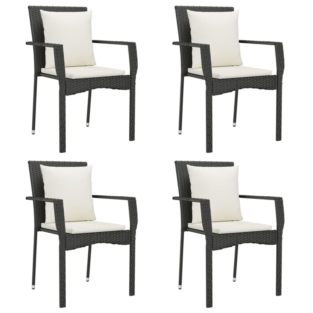 Vier schwarze Rattan-Stühle mit weißen Kissen, für Sitzgelegenheiten angeordnet.