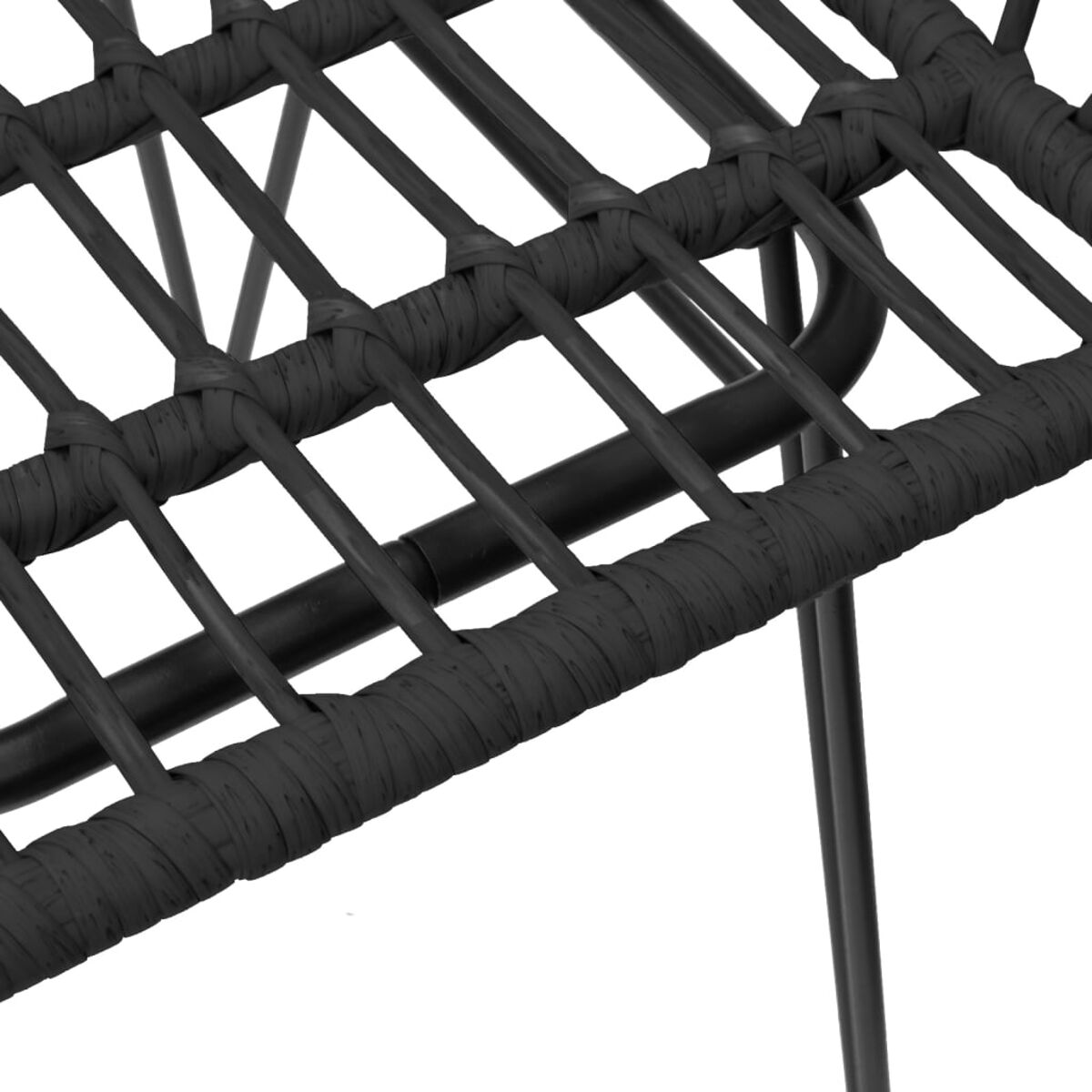 Nahaufnahme von schwarzem Korbmöbel mit Metallbeinen, gewebtes Detail.