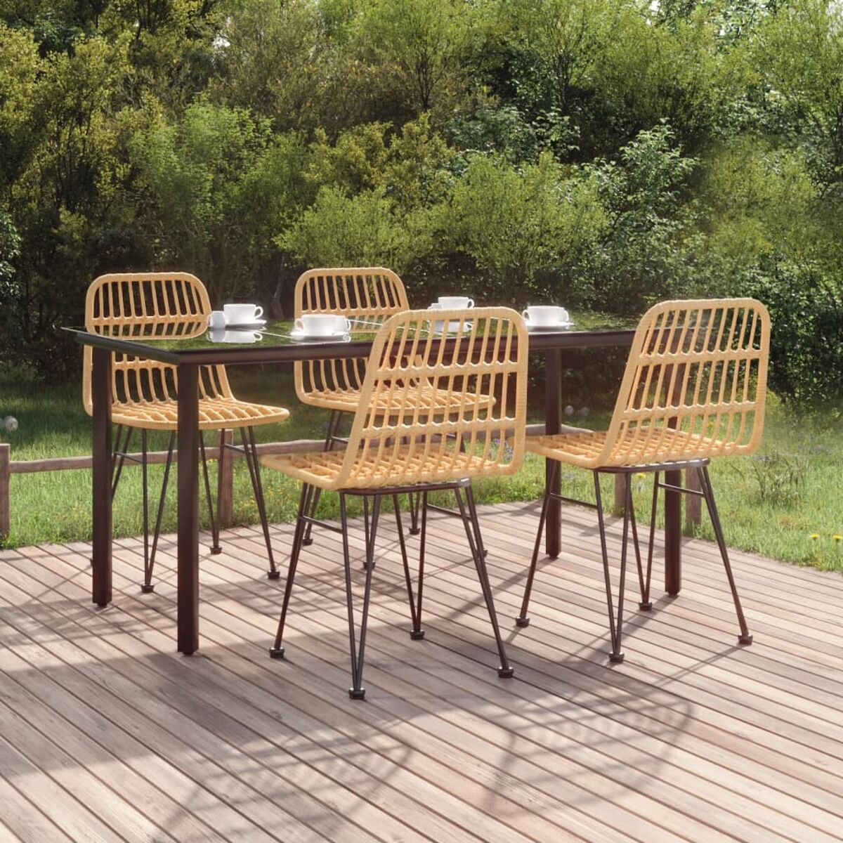 Essgruppe im Freien mit Tisch und Stühlen auf einer Holzterrasse, umgeben von Grün.