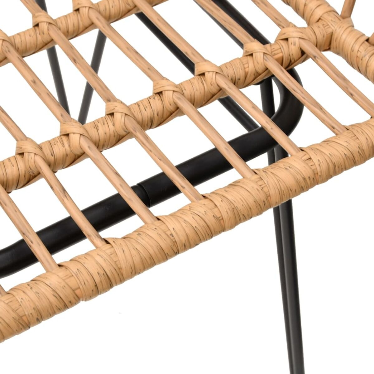 Nahaufnahme eines gewebten Rattansitzes mit schwarzen Metallbeinen.