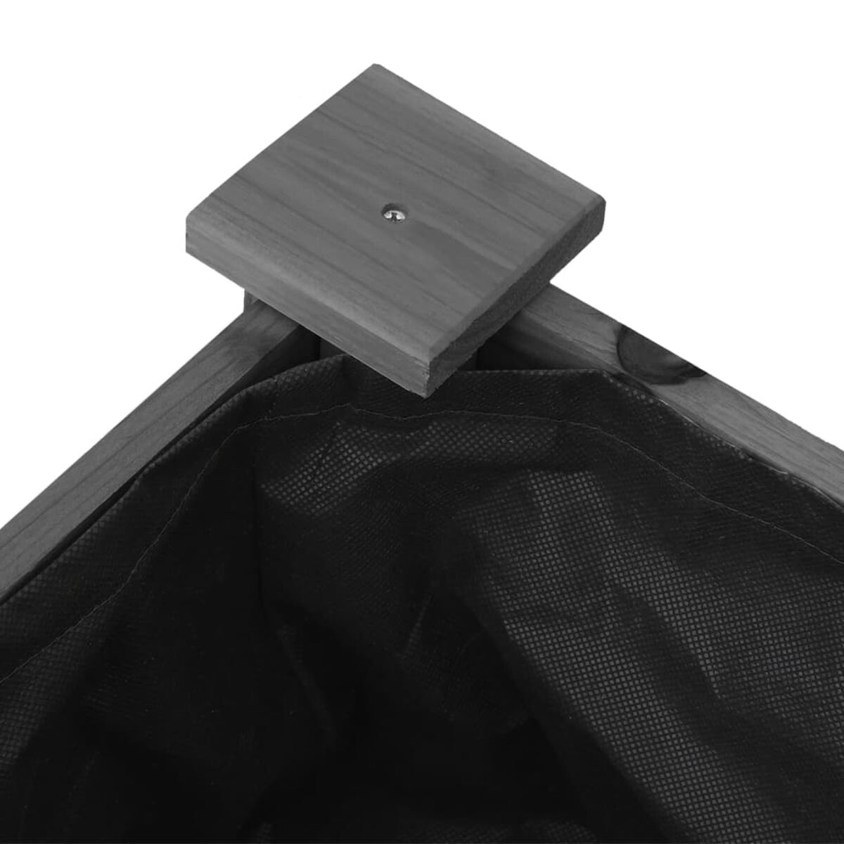 Nahaufnahme einer Holzpflanzkasten, mit einem dunkel gefärbten Innenraum und einem quadratischen Top-Detail.