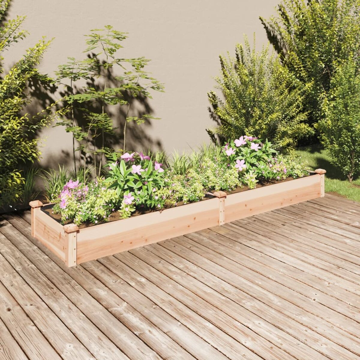 Zwei Holzpflanzkästen mit Blumen und Pflanzen auf einer Holzterrasse.