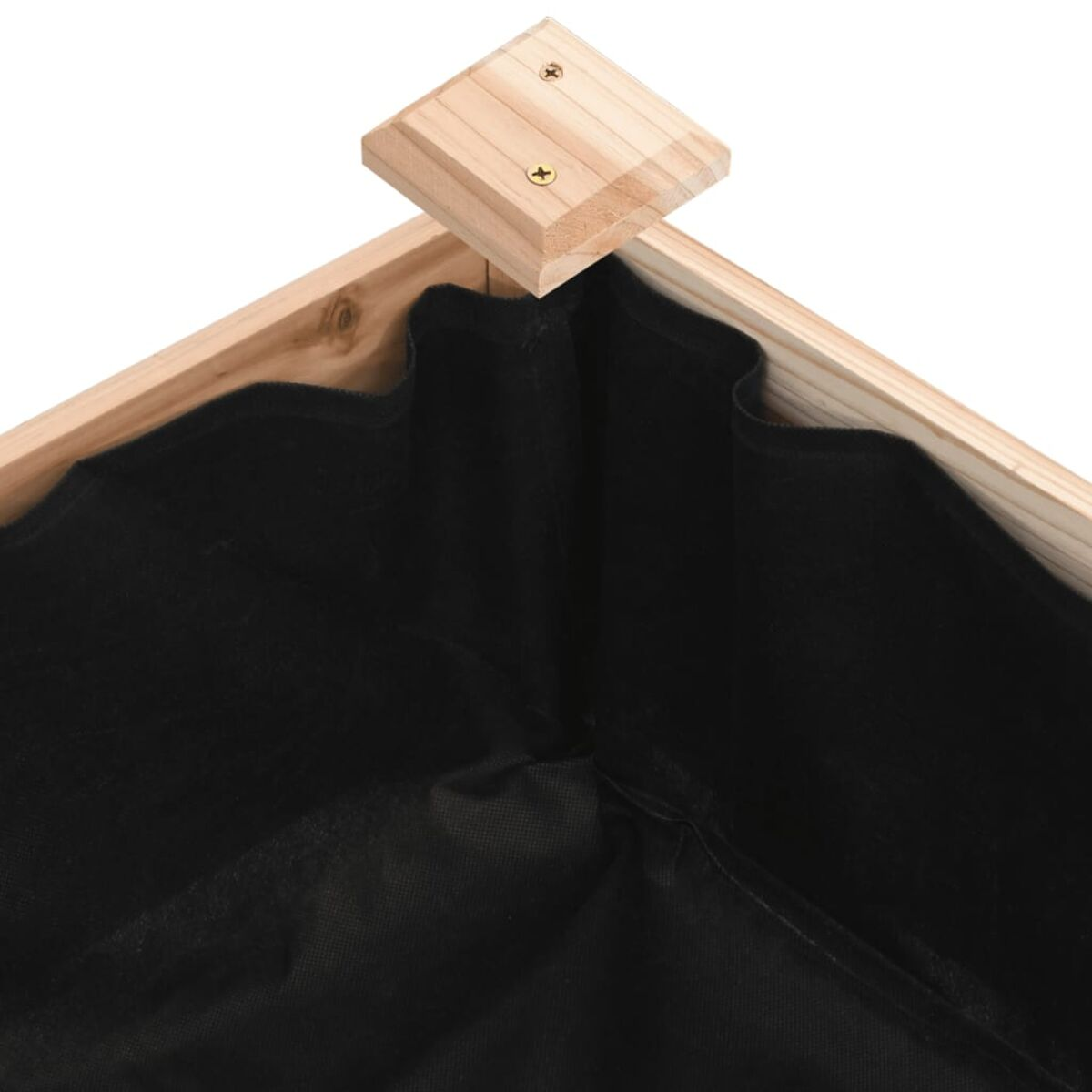 Nahaufnahme des Inneren einer Holzpflanzkasten. Es ist mit schwarzem Stoff ausgekleidet.