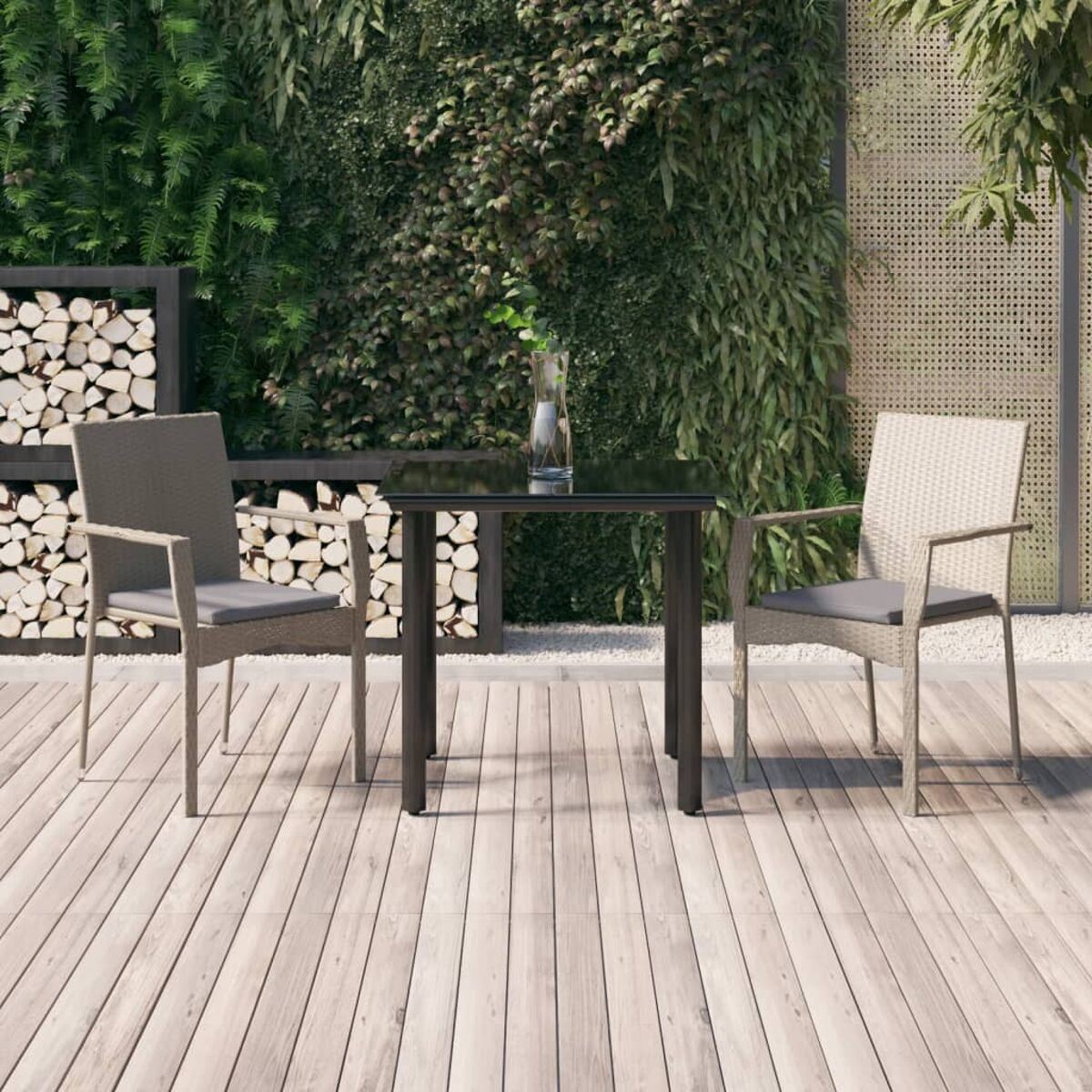Szene mit Tisch, Stühlen und Pflanzen auf einer Terrasse. Tisch ist schwarz, Stühle hellbraun.