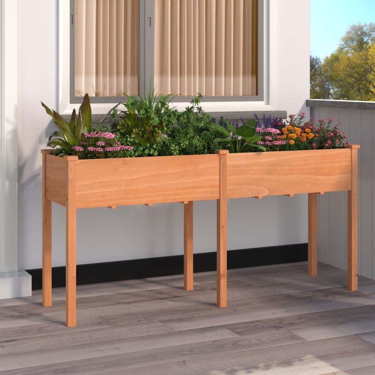 Holzkästen mit Blumen und Pflanzen auf einer Veranda. Fenster und Blätter im Hintergrund.