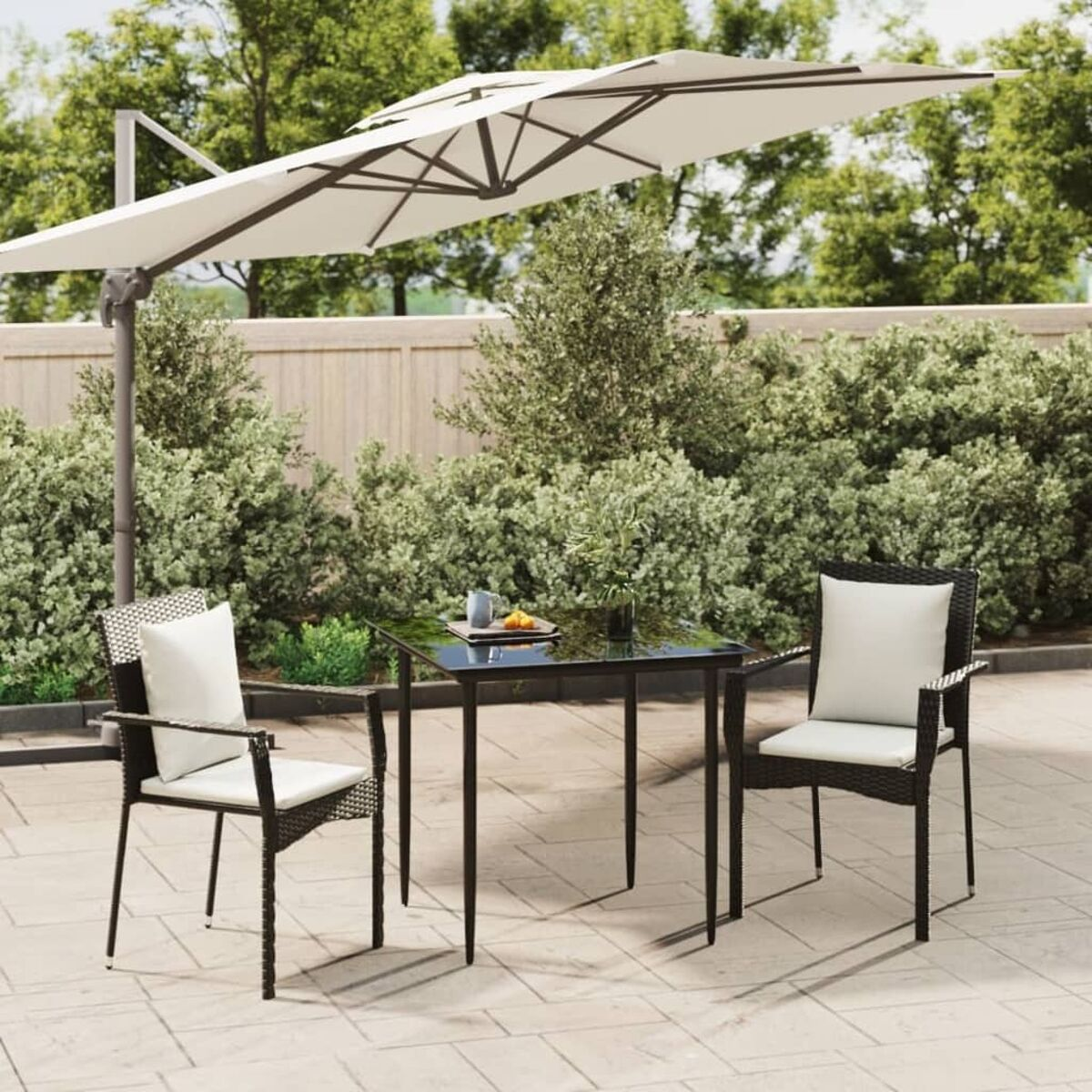 Eine Terrassenmöbel mit Tisch, Stühlen und Sonnenschirm.