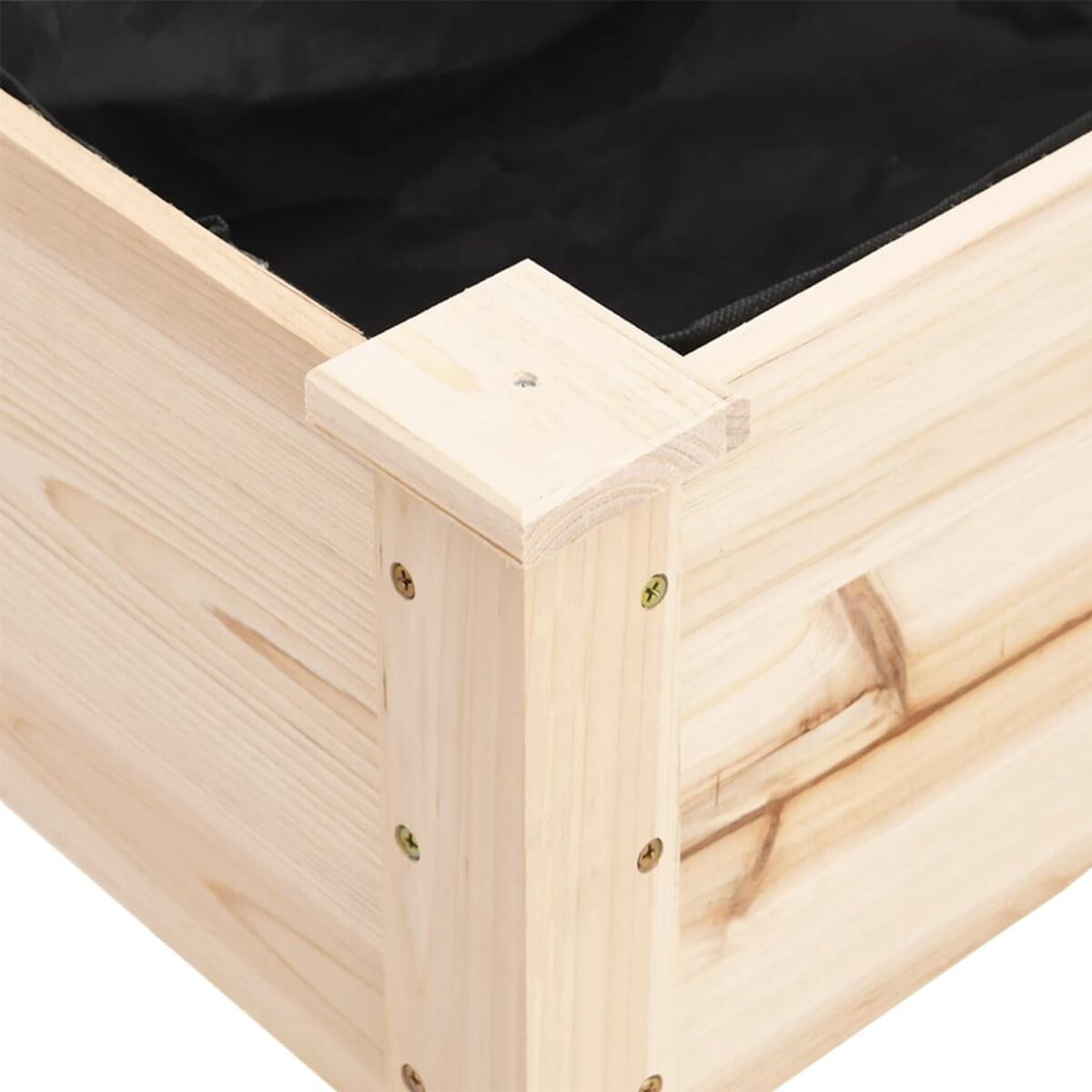 Nahaufnahme einer Holzbalkenecke mit Schrauben und schwarzer Auskleidung.