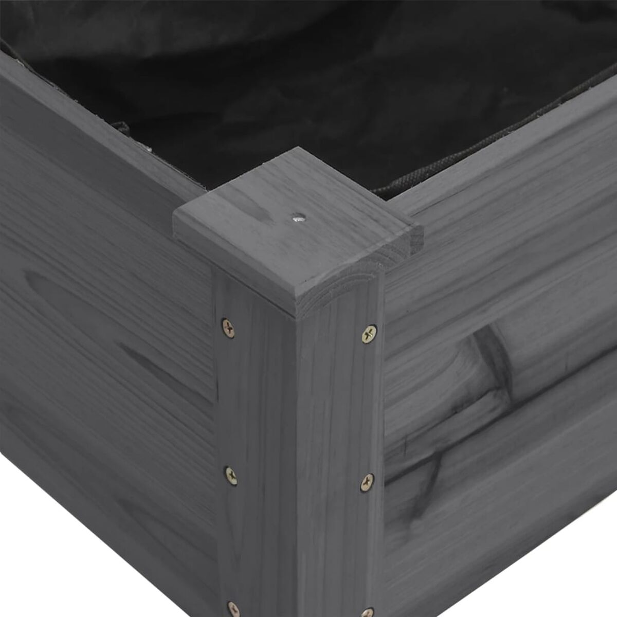 Nahaufnahme einer Ecke eines Pflanzkastens aus Holz. Grau gebeiztes Holz, sichtbare Schrauben.