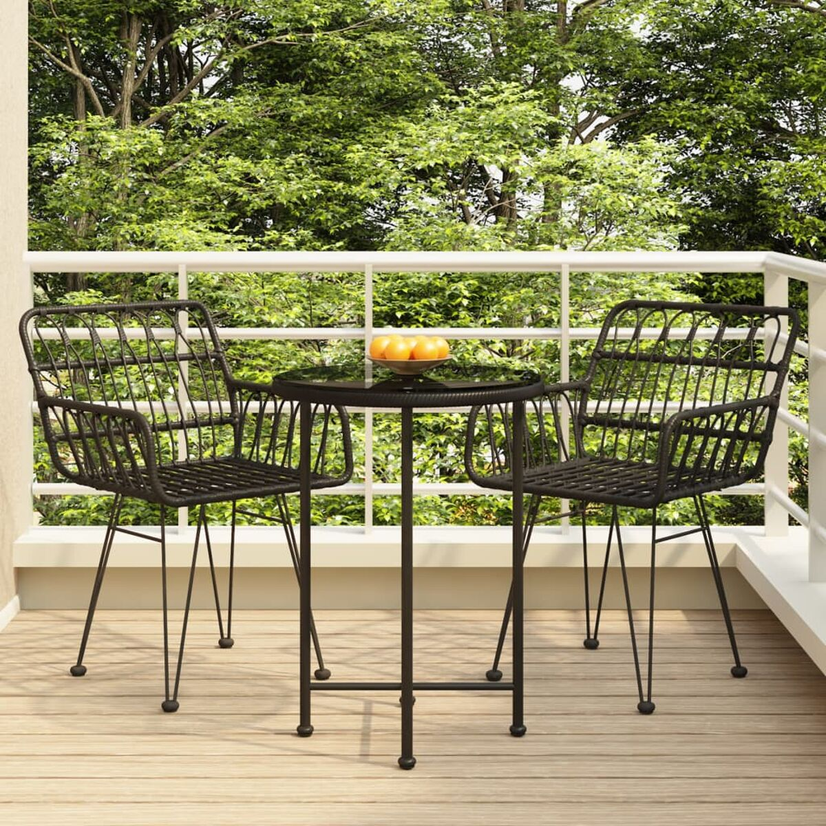 Terrassenmöbel mit zwei schwarzen Stühlen, einem Tisch mit Obst und einem weißen Geländer.
