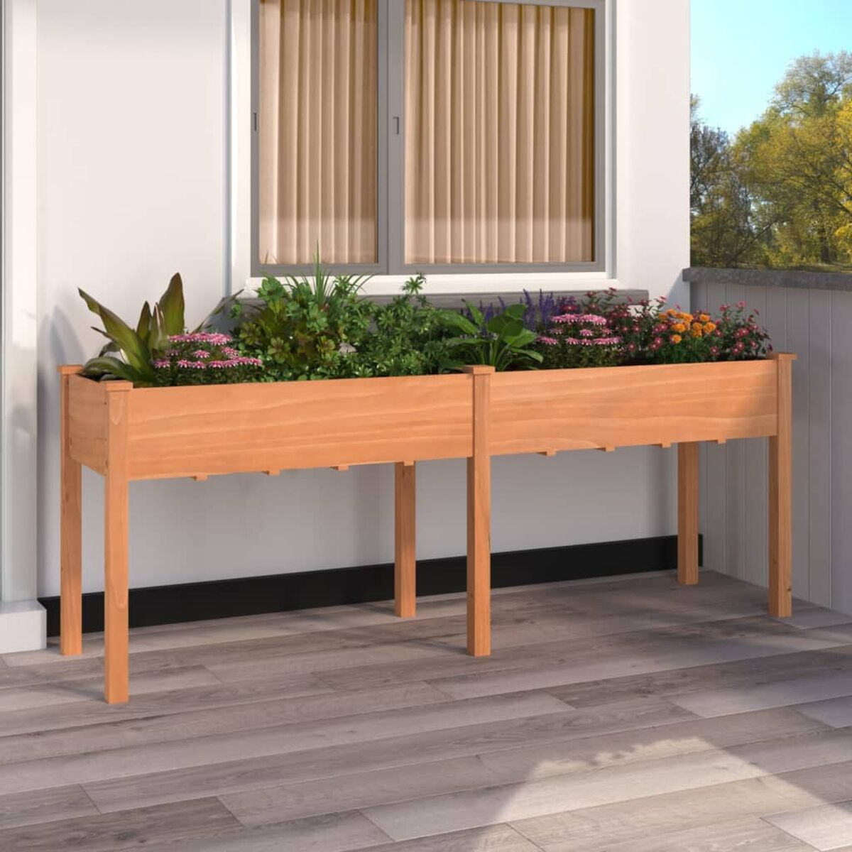 Holzpflanzkästen auf einem Balkon mit Blumen und Pflanzen, neben einem Fenster.