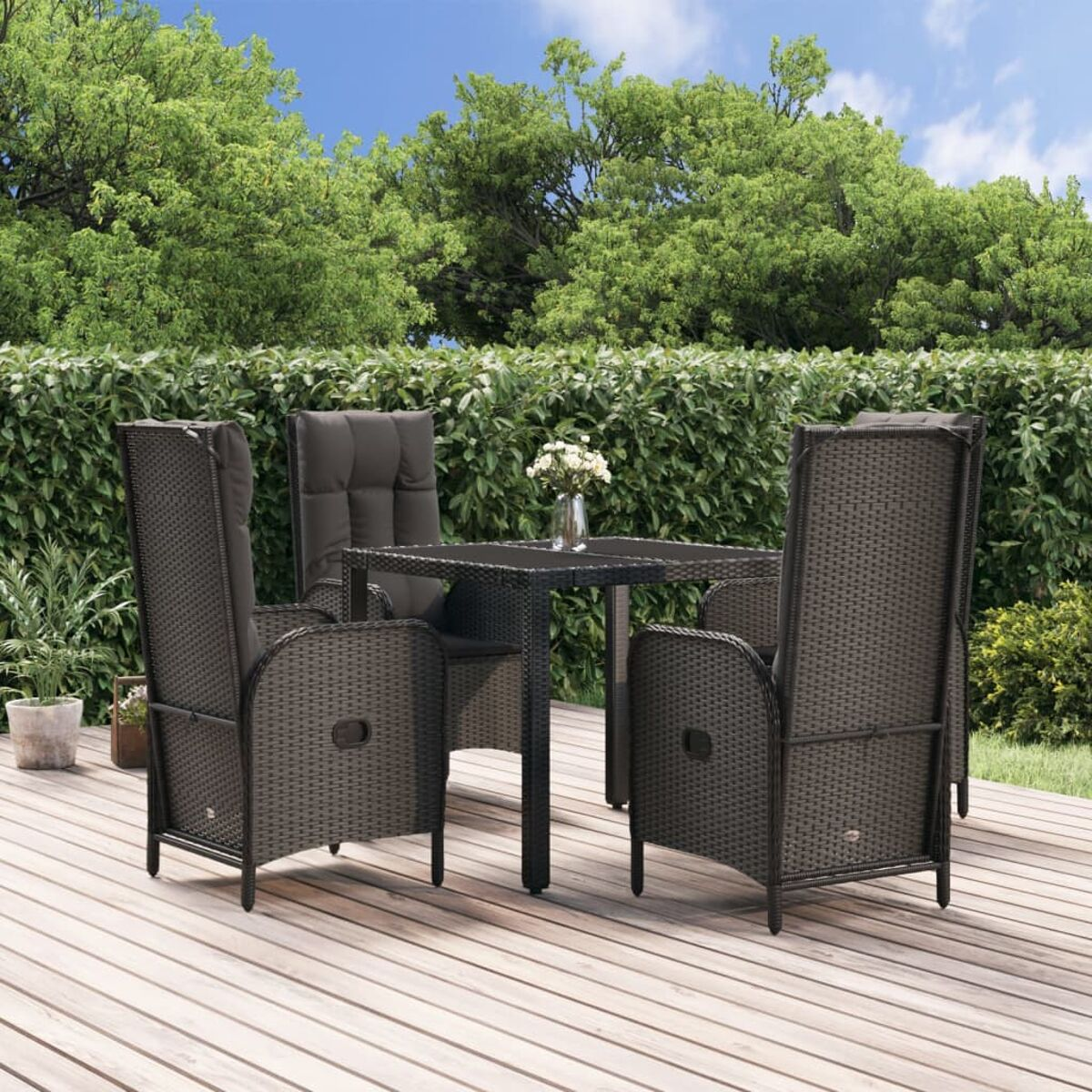 Essgruppe im Freien mit vier Stühlen und einem Tisch auf einer Holzterrasse.
