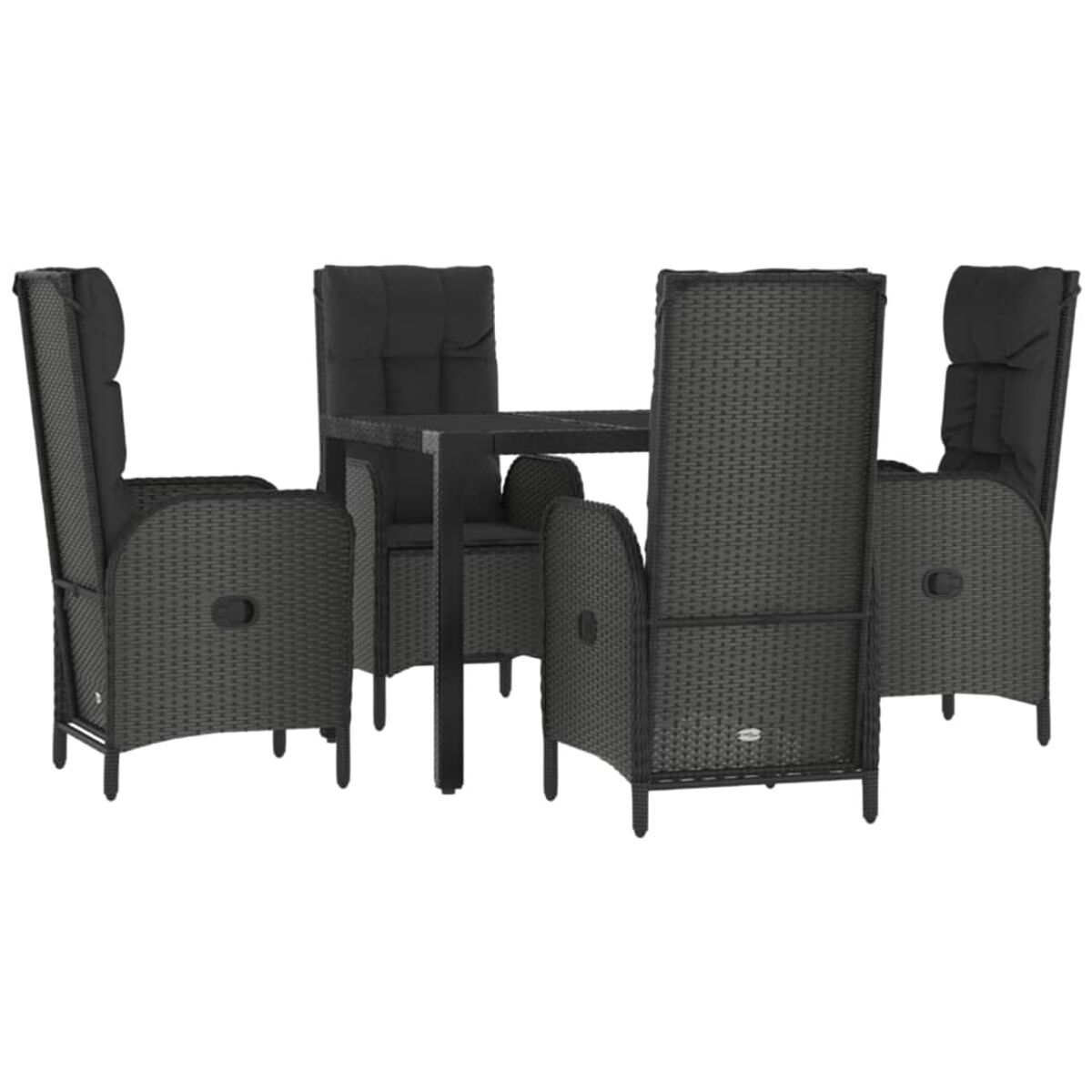 Ein Terrassenset mit vier Stühlen und einem Tisch. Die Stühle haben dunkle Kissen und Korb. Weißer Hintergrund.