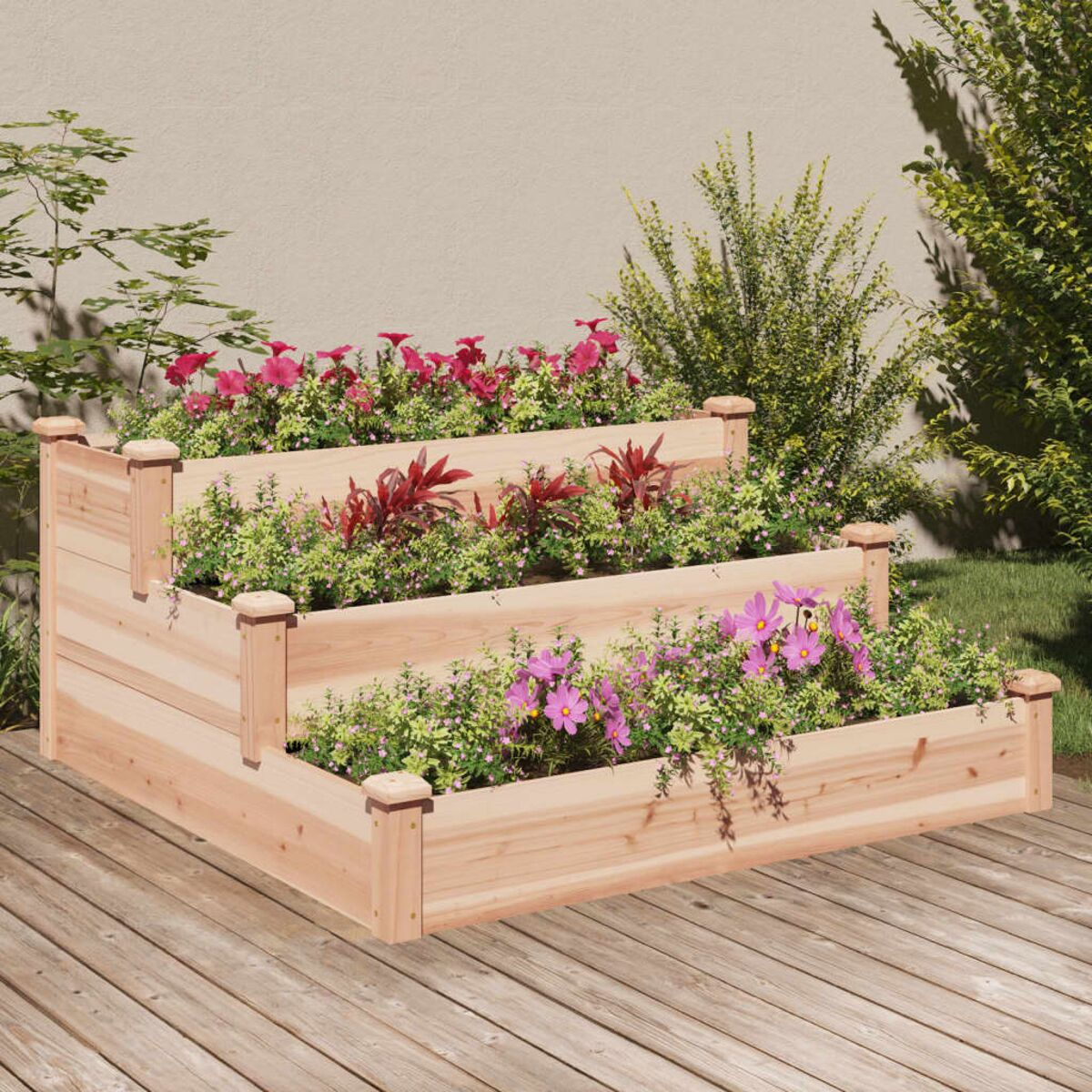 Holz-Terrassenbeet mit roten und rosa Blumen. Es steht auf einem Holzdeck.